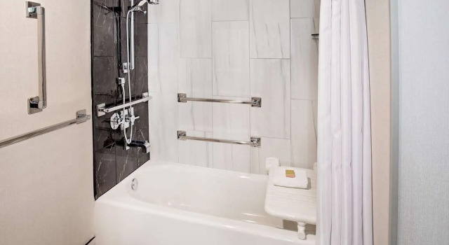 Accessible Zimmer DoubleTree by Hilton Washington DC North/Gaithersburg