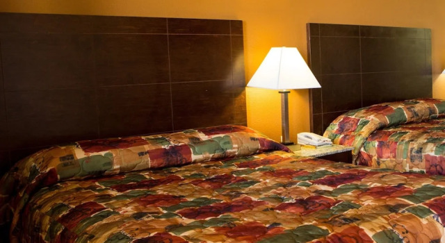 Четырёхместный люкс Sands Inn & Suites