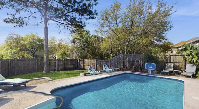 Коттедж 4 BR Home w/ Patio Furniture & In-ground Pool