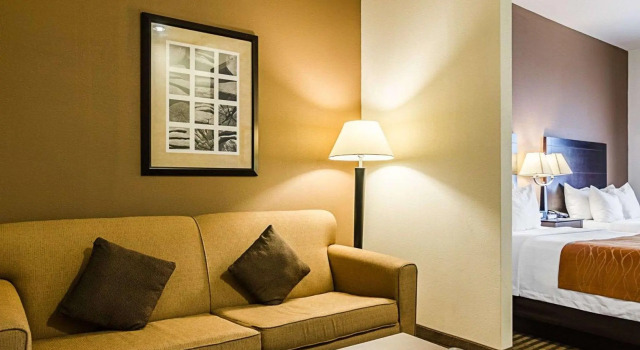 Четырёхместный люкс Comfort Inn & Suites Lawrence - University Area