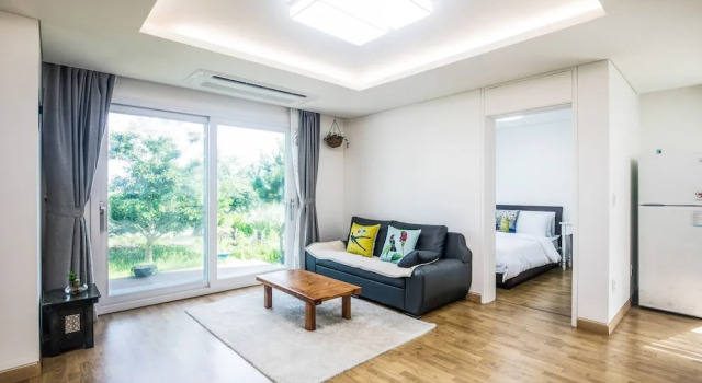 Номер Standard с балконом Jeju Bada Wi Olle Pension