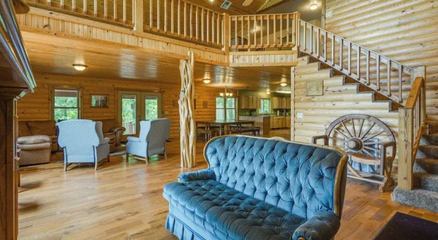 Spacious Log Cabin in Fairland, 1 Mi to Grand Lake, Boek Vakantiehuis Fairland Verenigde Staten