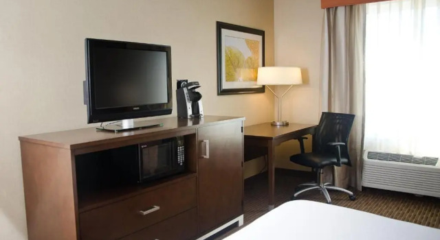 Люкс Holiday Inn Express Hotel & Suites Watertown - Thousand Islands by IHG