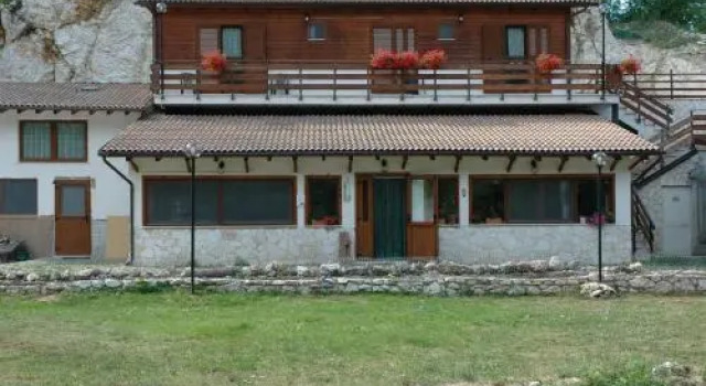 Agriturismo Miralago, Book Hotel Hotels in Abruzzo with Parking, Parking