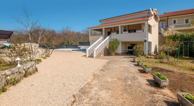 Beautiful Home in Kras With Outdoor Swimming Pool, Wifi and 3 Bedrooms, Varaa Hotelli Hotellit Kvarner Islands uima-altaalla, Uima-allas