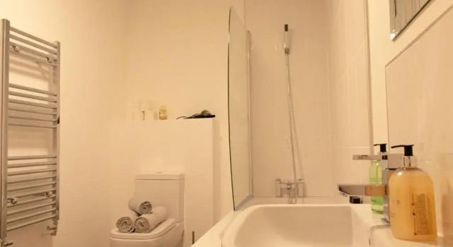 Апартаменты с балконом New Private Apartment Building Minutes From Heathrow