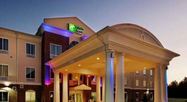 Кровать в общем номере Holiday Inn Express Hotel & Suites Talladega by IHG