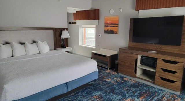 Номер Standard с видом на воду Hampton Inn & Suites Erie Bayfront