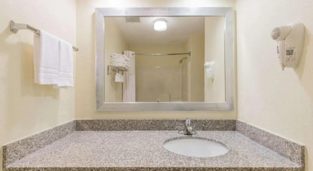 Номер Standard Days Inn by Wyndham Coliseum Montgomery AL