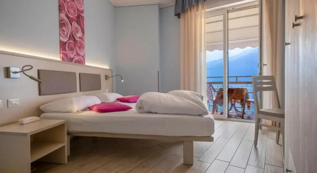 Двухместный номер Comfort с балконом и с видом на озеро Hotel Firenze 3 Stelle Superior