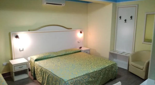 Hotel Villa Aurora, Забронировать Отель Латина 