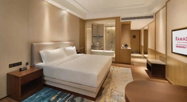Номер Classic Ramada Plaza by Wyndham Dongguan Songshan Lake