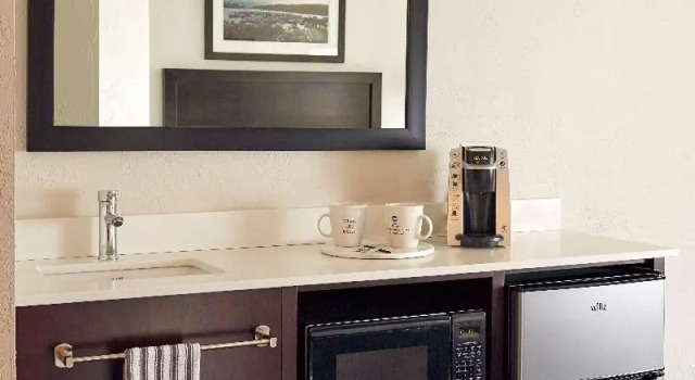 Четырёхместный номер Standard с балконом Best Western Wesley Inn & Suites