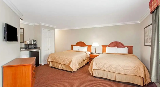Шестиместный люкс c 1 комнатой Days Inn by Wyndham Carlsbad