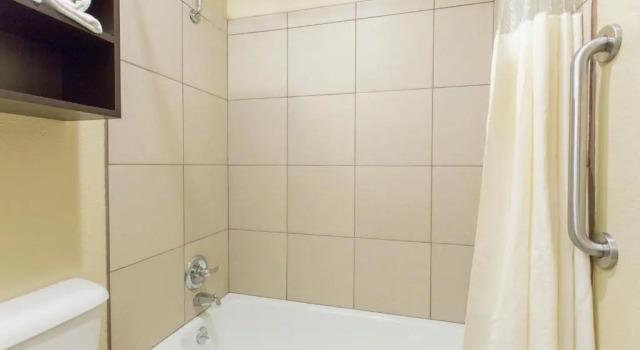 Четырёхместный номер Standard Days Inn & Suites by Wyndham Waterloo