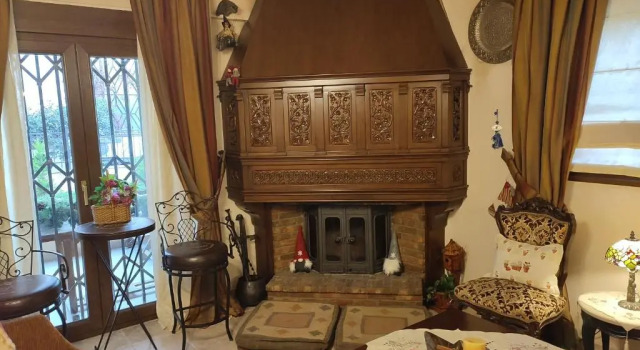 British Wood 'n Stone House, Book Hotel  