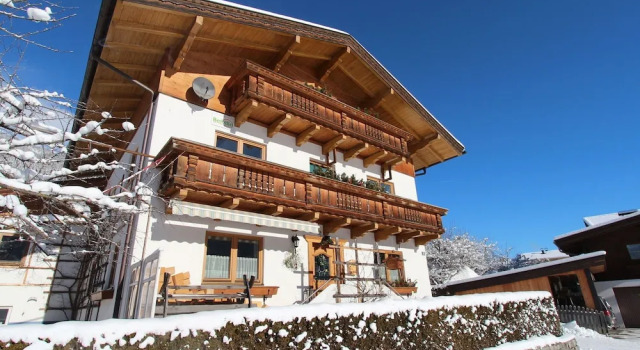 Sunny Apartment In Bramberg Am Wildkogel With Mountain View, Rezerwuj Apartament Hotele w Salzburg z parkingiem, Parking