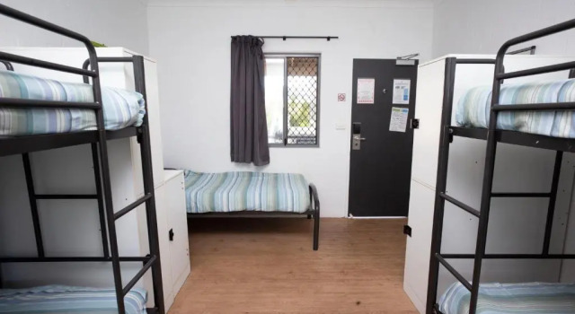 Кровать в общем номере YHA Byron Bay