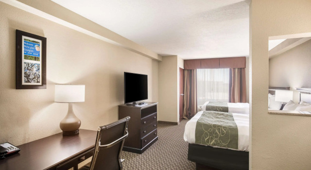 Четырёхместный люкс Comfort Suites Forsyth near I-75