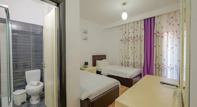Четырёхместный номер Standard с балконом Hotel Iliria