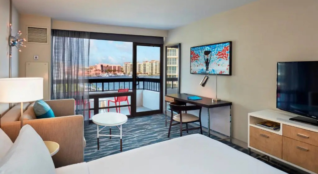 Номер Standard с балконом Waterstone Resort & Marina Boca Raton, Curio Collection by Hilton