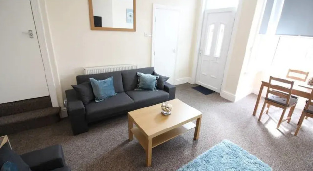 2 Bedroom Family Home near Leeds City Center, Varaa Lomakoti Mökit kohteessa Merseyside, Mökki