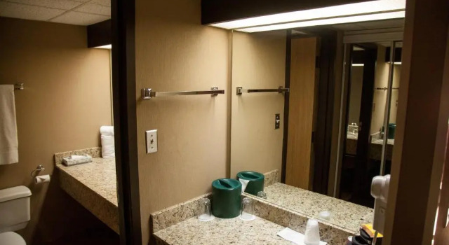 Четырёхместный номер Standard с видом на бассейн Medicine Hat Lodge, Trademark Collection by Wyndham