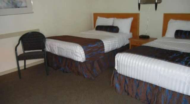 Люкс с 2 комнатами SlumberLodge Hotel