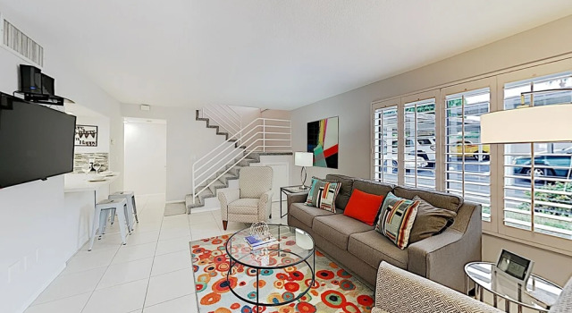 Chic Condo W/ Pool, Balcony – 1 Block To El Paseo! Condo, Забронировать Апартаменты/квартира Палм-Дезерт Coachella Valley, рядом с Парк Палма-Виллидж