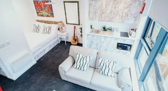 Airy and Bright Apartment in City Center