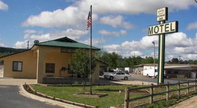Ozark Inn, Varaa Hotelli Mena 