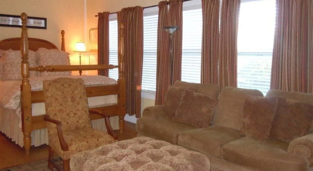 Carriage House Fredericksburg, Забронировать Отель Отели Фредериксберг с парковкой, рядом с Театр Rockbox, Парковка
