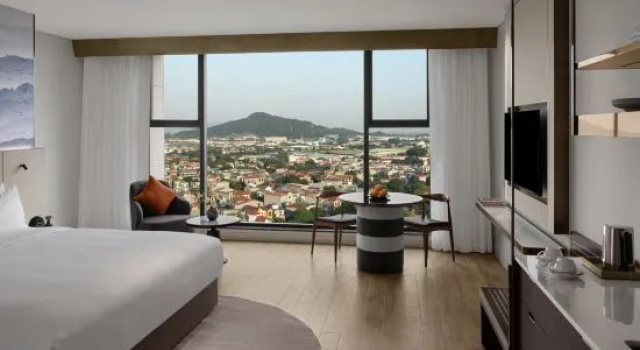Двухместный номер Premium Crowne Plaza Vinh Yen City Centre by IHG