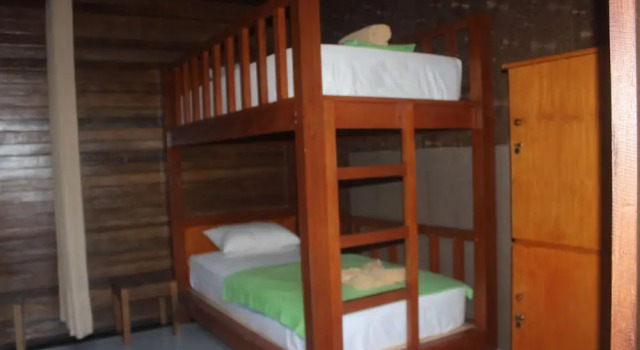 Кровать в общем номере с красивым видом из окна Surya Home Stay