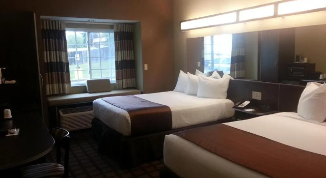 Четырёхместный номер Deluxe Microtel Inn and Suites Carrollton