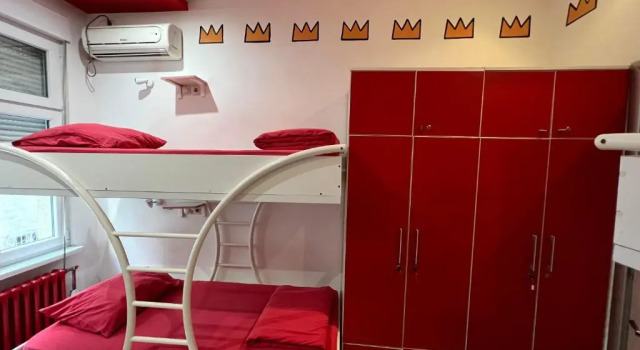Кровать в общем номере Pop Art Apartment