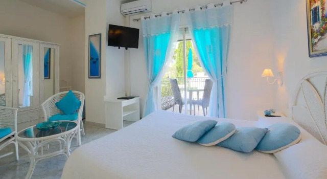 Двухместный номер Standard с балконом и с видом на сад Hotel La Calanque