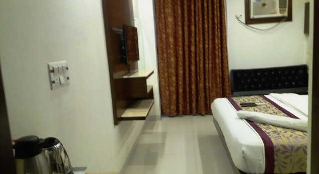 NEW RANOVATED Hotel Station View Opposite New Delhi Railway, Забронировать Отель Отели Нью-Дели с парковкой, Парковка