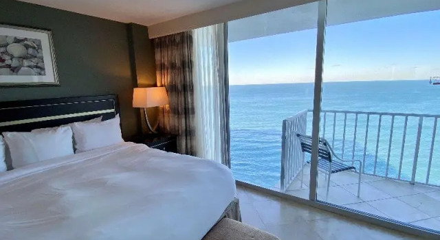 Люкс с балконом и oceanfront Radisson Suite Hotel Oceanfront