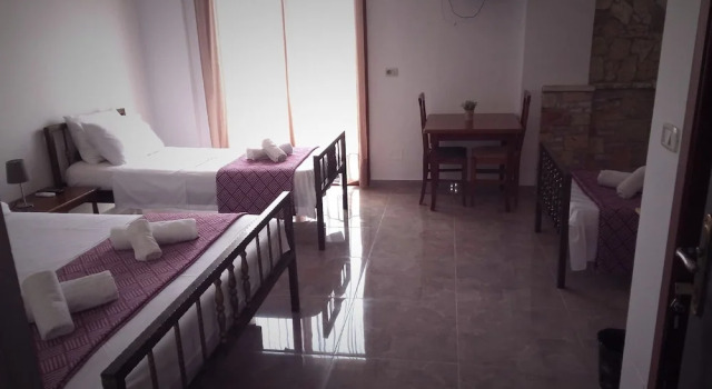 Johns Guesthouse, Забронировать Отель Отели в центре Ксамил, в центре