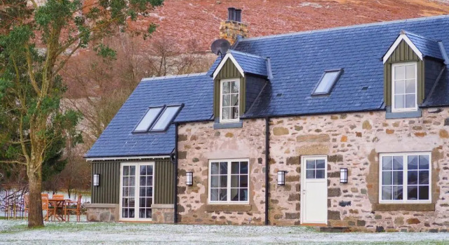 Dalveich Cottage W/hot tub & Stunning Views, Book Feriehus Villaer i Stirlingshire, Villa