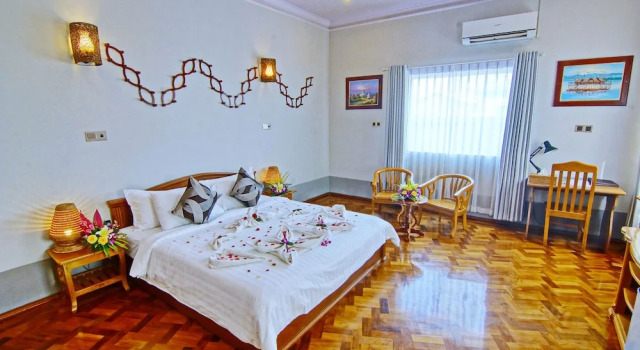 Двухместный номер Deluxe с балконом Triumph Hotel
