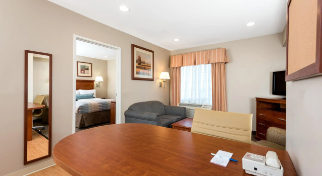Двухместный люкс c 1 комнатой Candlewood Suites LAX Hawthorne by IHG
