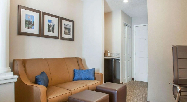 Четырёхместный люкс Comfort Suites West Warwick - Providence