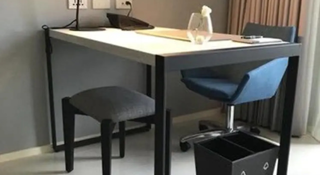 O podwyższonym standardzie dwuosobowy pokój i balkonem Jolley Hotel