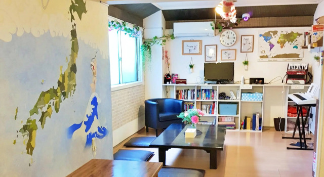 Кровать в общем номере Peace House Suzunami