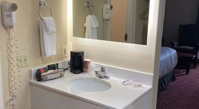 Четырёхместный номер Standard All Seasons Inn & Suites Smithfield Providence