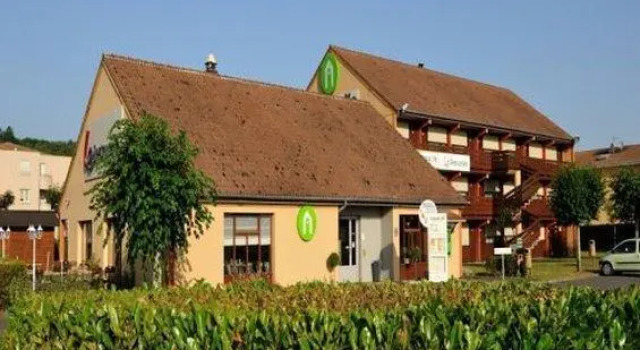 Четырёхместный номер Standard Brit hôtel confort Ampaline Périgueux est