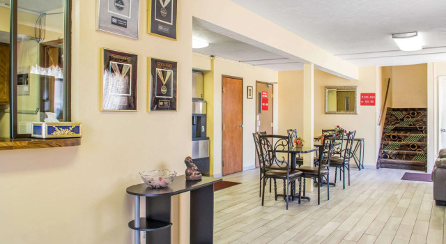 Econo Lodge Lansing - Leavenworth