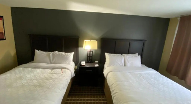 Четырёхместный номер Standard Days Inn & Suites by Wyndham Norton Shores Muskegon